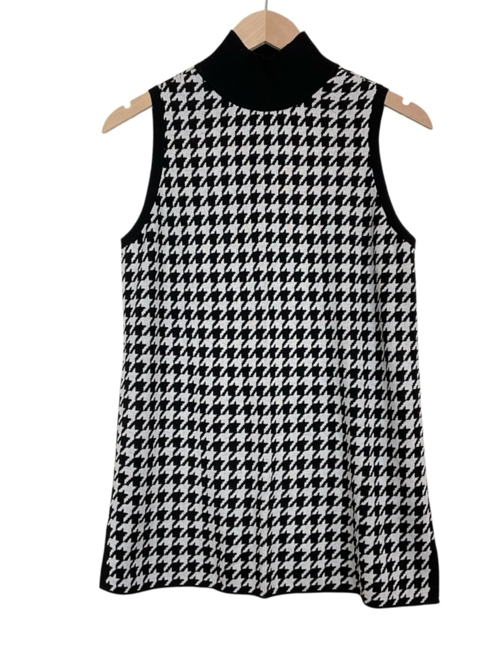Chico's Black Houndstooth Sleeveless Sweater Tank Size 2 (Large)